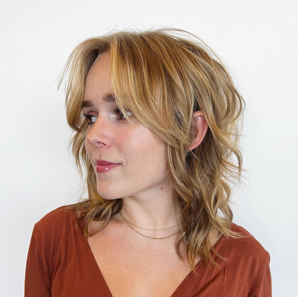 Messy Medium Wavy Hairstyle with Bangs